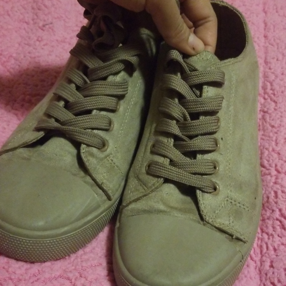 khaki tennis shoes